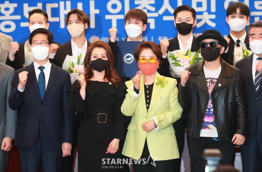 배우 선우용녀, 문희경, 가수 박상민, 그룹 비투비 등이 6일 오전 서울 한국프레스센터에서 열린 2022 보령해양머드박람회 홍보대사 위촉식에 참석해 위촉장을 수여받은 뒤 기념촬영을 하고 있다. 2022 보령해양머드박람회는 7월 16일부터 8월 15일까지 한달간 대천해수욕장 일원에서 개최된다. /사진=이동훈 기자 photoguy@