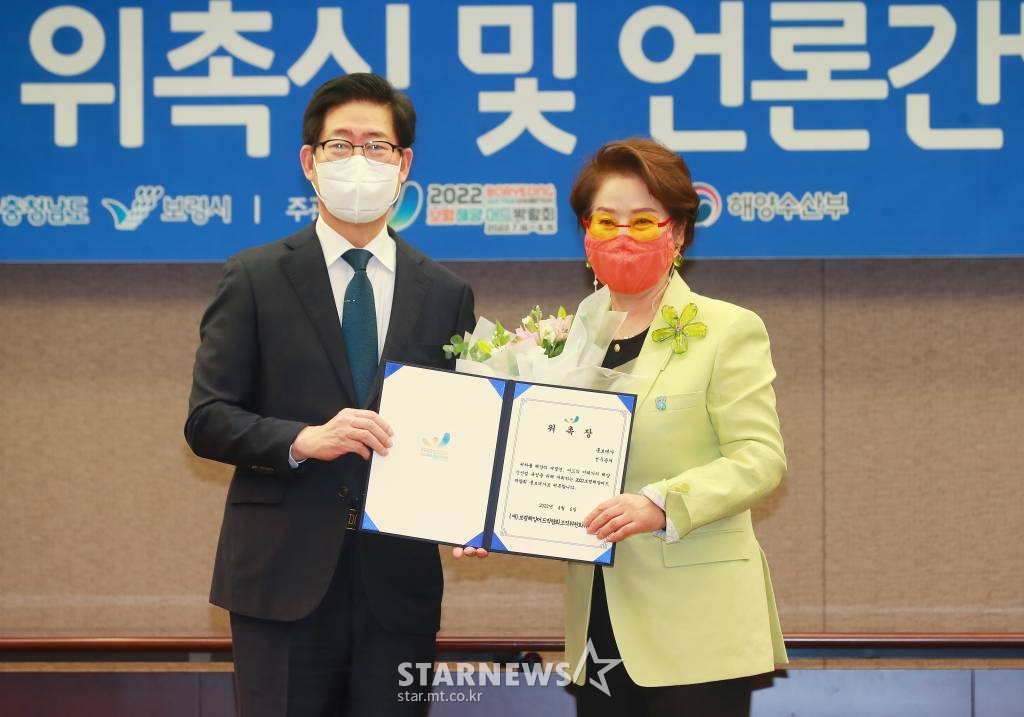 배우 선우용녀가 6일 오전 서울 한국프레스센터에서 열린 2022 보령해양머드박람회 홍보대사 위촉식에 참석해 위촉장을 수여받은 뒤 기념촬영을 하고 있다. 2022 보령해양머드박람회는 7월 16일부터 8월 15일까지 한달간 대천해수욕장 일원에서 개최된다. /사진=이동훈 기자 photoguy@