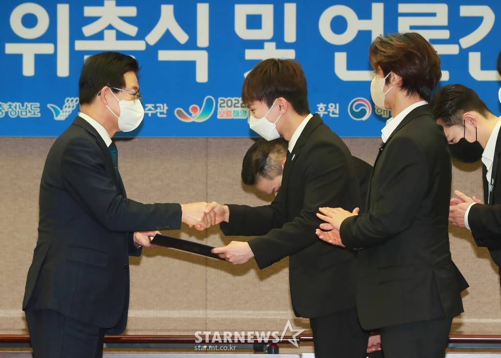 그룹 비투비가 6일 오전 서울 한국프레스센터에서 열린 2022 보령해양머드박람회 홍보대사 위촉식에 참석해 위촉장을 수여받고 있다.  2022 보령해양머드박람회는 7월 16일부터 8월 15일까지 한달간 대천해수욕장 일원에서 개최된다. /사진=이동훈 기자 photoguy@