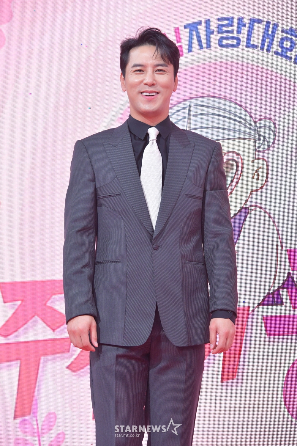 가수 장민호가 19일 오후 온라인 생중계로 진행된 KBS 새 예능프로그램 '주접이 풍년' 제작발표회에 참석해 포즈를 취하고 있다. 주접단과 함께 덕질을 탐구하는 '어덕행덕' 토크 버라이어티 '주접이 풍년'은 오는 20일 첫 방송된다. /사진제공=KBS 2022.01.19 /사진=이동훈 기자 photoguy@