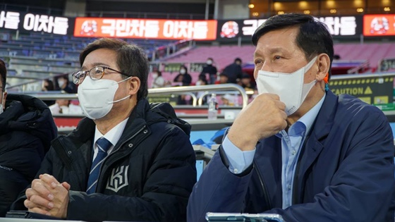 염태영 전 수원시장과 허구연 KBO 총재(오른쪽). /사진=KBO 제공