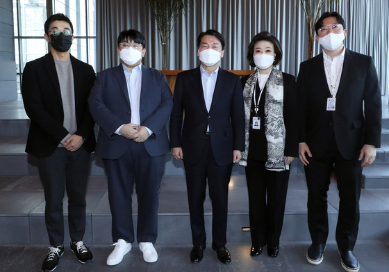(서울=뉴스1) 안은나 기자 = 안철수 대통령직 인수위원장이 2일 서울 용산구 하이브 본사를 찾아 간담회를 마친 뒤 하이브 방시혁 하이브 의장, 박지원 대표이사와 기념촬영하고 있다. 왼쪽부터 하이브 박 대표이사, 방 의장, 안 인수위원장, 백현주 사회복지문화분과 전문위원, 김동원 사회복지문화분과 전문위원. 2022.4.2/뉴스1