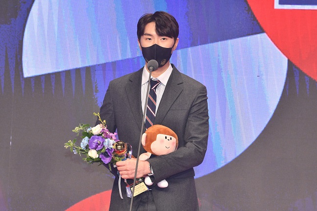 6일 서울 그랜드 인터컨티넨탈 서울 파르나스 그랜드 볼룸에서 열린 2021~2022 KGC인삼공사 정관장 프로농구 시상식에서 현대모비스 이우석이 신인선수상을 수상한 후 소감을 밝히고 있다. /사진=KBL