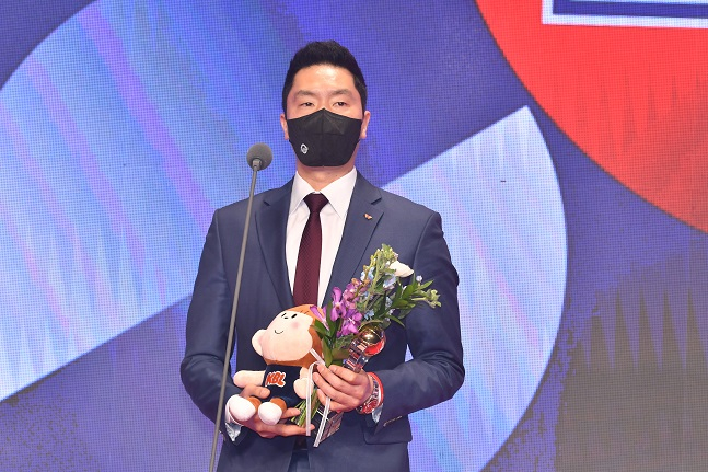 2021~22 KBL 감독상을 수상한 SK 전희철 감독. /사진=KBL
