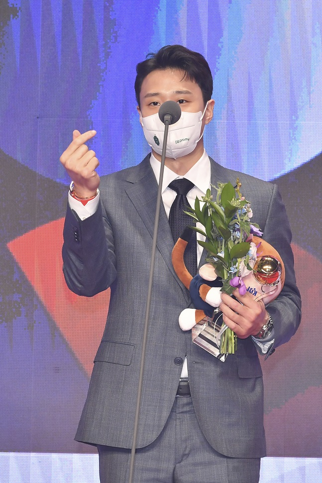 6일 서울 그랜드 인터컨티넨탈 서울 파르나스 그랜드 볼룸에서 열린 2021~2022 KGC인삼공사 정관장 프로농구 시상식에서 인기상을 차지한 DB 허웅이 팬들에게 하트를 보내고 있다. /사진=KBL