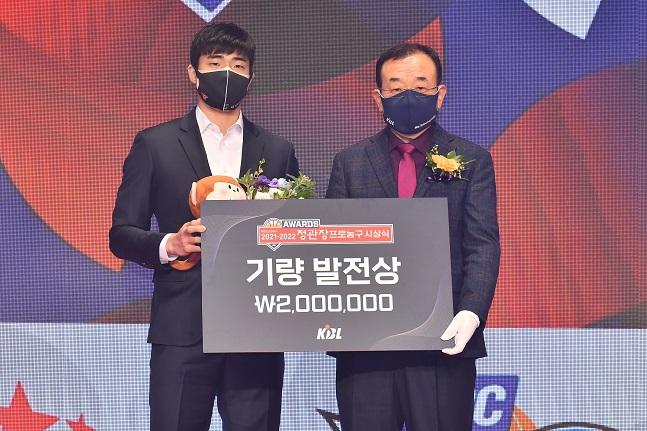 6일 서울 그랜드 인터컨티넨탈 서울 파르나스 그랜드 볼룸에서 열린 2021~2022 KGC인삼공사 정관장 프로농구 시상식에서 KT 정성우(왼쪽)가 기량발전상을 받고 있다. /사진=KBL