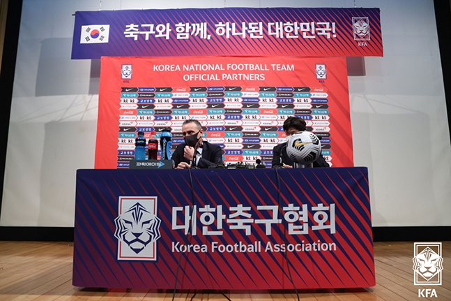 파울루 벤투 대한민국 축구대표팀 감독이 7일 파주 NFC에서 열린 미디어 간담회에 밝혀 최종예선 및 월드컵 최종예선 소감 등을 밝히고 있다. /사진=대한축구협회