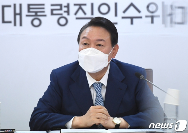 윤석열 대통령 당선인이 6일 오후 서울 종로구 통의동 제20대 대통령직인수위원회에서 열린 시·도지사 간담회에서 인사말을 하고 있다./사진=뉴스1