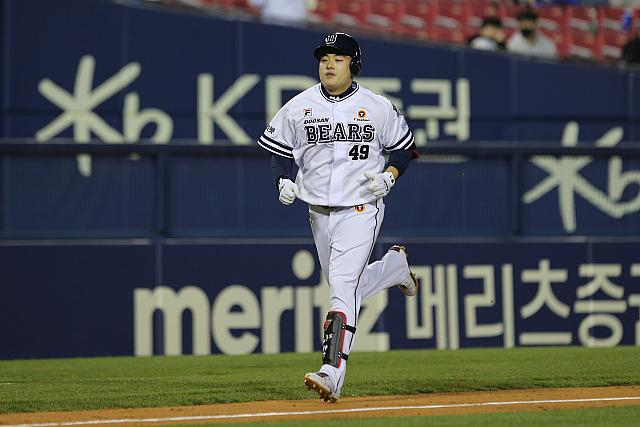 두산 강진성이 6일 서울 잠실야구장에서 열린 삼성 라이온즈와 2022 신한은행 SOL KBO 리그 홈경기에서 9회 홈런을 기록한 후 그라운드를 돌고 있다. /사진=두산 베어스
