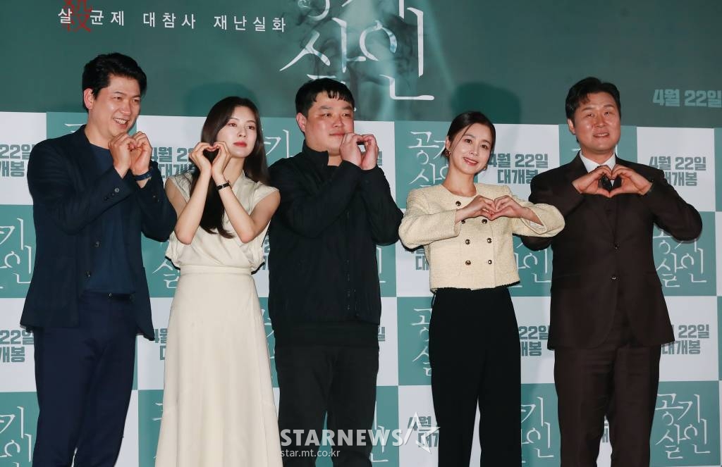 배우 김상경, 이선빈, 조용선 감독, 배우 서영희, 윤경호가 8일 오후 서울 CGV용산아이파크몰에서 진행된 영화 '공기살인' 언론시사회 및 기자간담회에서 포즈를 취하고 있다. 살균제 대참사 재난실화를 다룬 영화 '공기살인'은 오는 22일 개봉된다. /2022.04.08 /사진=이동훈 기자 photoguy@