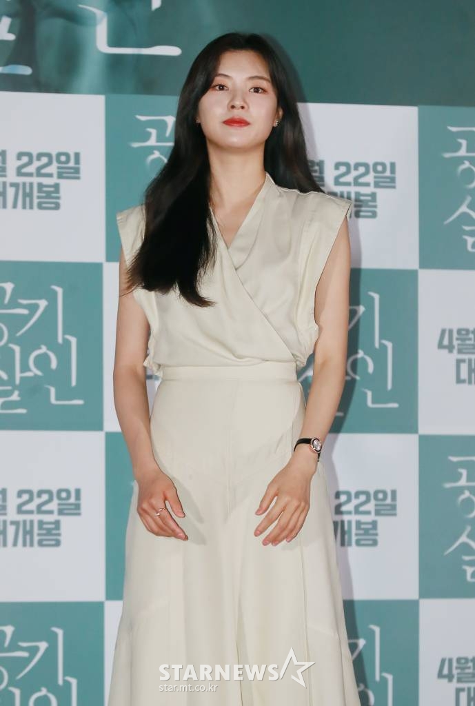 배우 이선빈이 8일 오후 서울 CGV용산아이파크몰에서 진행된 영화 '공기살인'(감독 조용선) 언론시사회 및 기자간담회에 참석해 포즈를 취하고 있다. 살균제 대참사 재난실화를 다룬 영화 '공기살인'은 오는 22일 개봉된다. /2022.04.08 /사진=이동훈 기자 photoguy@