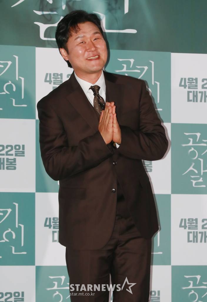 배우 윤경호가 8일 오후 서울 CGV용산아이파크몰에서 진행된 영화 '공기살인'(감독 조용선) 언론시사회 및 기자간담회에 참석해 포즈를 취하고 있다. 살균제 대참사 재난실화를 다룬 영화 '공기살인'은 오는 22일 개봉된다. /2022.04.08 /사진=이동훈 기자 photoguy@