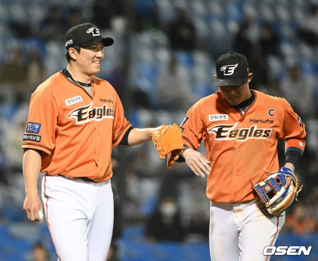 장시환(왼쪽)과 하주석.