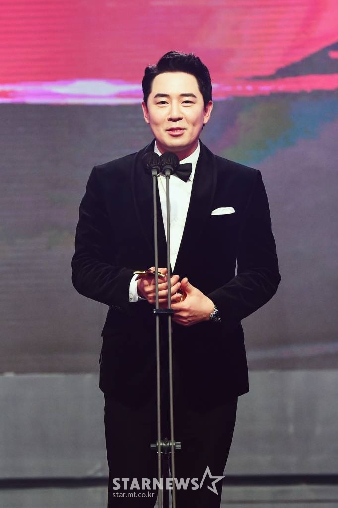 방송인 붐이 29일 오후 서울 마포구 상암 MBC에서 진행된 '2021 MBC 방송연예대상'에서 남자 MC상을 수상한 뒤 소감을 밝히고 있다. /사진제공=MBC 2021.12.29 /사진=이동훈 기자 photoguy@