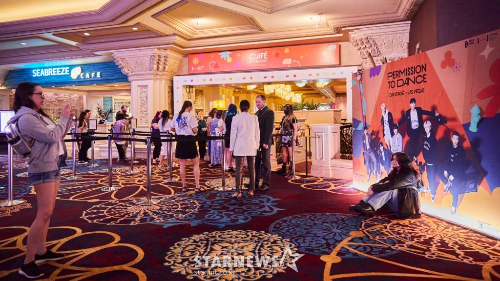 방탄소년단의 콘서트 '퍼미션 투 댄스 온 스테이지'가 열리는 라스베가스 만달레이 베이 호텔 내 레스토랑에 BTS가 즐겨먹는 한식 요리들을 코스로 제공하는 '카페 인 더 시티'가 서비스 되고 있다.  그룹 방탄소년단(BTS)은 8, 9일과 15, 16일 2주에 걸쳐 총 4일간 미국 라스베이거스 얼리전트 스타디움에서 '비티에스 퍼미션 투 댄스 온스테이지'(BTS PERMISSION TO DANCE ON STAGE) 투어 공연을 개최한다. /사진제공=빅히트 뮤직 하이브