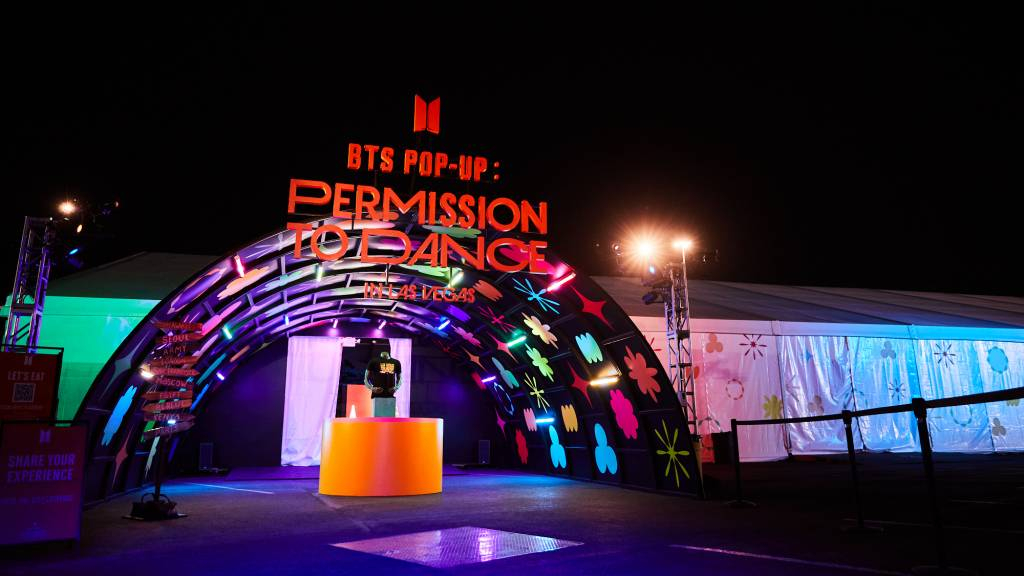 방탄소년단의 콘서트 '퍼미션 투 댄스 온 스테이지'가 열리는 라스베가스에 팝업스토어가 운영되고 있다.  그룹 방탄소년단(BTS)은 8, 9일과 15, 16일 2주에 걸쳐 총 4일간 미국 라스베이거스 얼리전트 스타디움에서 '비티에스 퍼미션 투 댄스 온스테이지'(BTS PERMISSION TO DANCE ON STAGE) 투어 공연을 개최한다. /사진제공=빅히트 뮤직 하이브