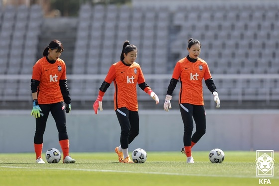 한국 여자축구대표팀 골키퍼들. 왼쪽부터 류지수, 윤영글, 김정미. /사진=KFA 제공