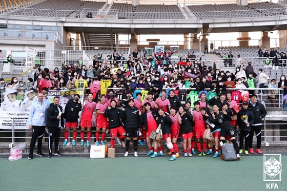 한국 여자축구대표팀이 베트남이 끝나고 팬들과 기념사진을 찍고 있다. /사진=KFA 제공
