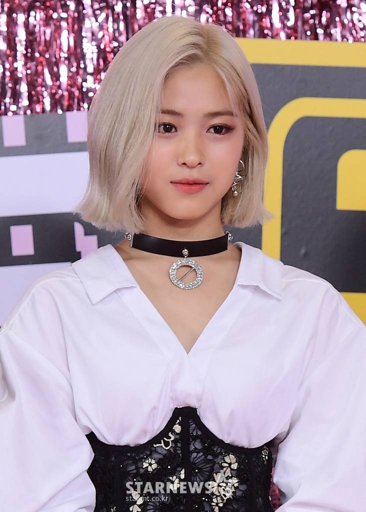 걸그룹 있지 류진이 26일 비대면 온라인 생중계로 진행된 제26회 드림콘서트 CONNECT:D 둘째날 레드카펫 행사에서 포즈를 취하고 있다. 둘째날 공연은 은혁, 차은우, 리아의 진행으로 마마무, 하성운, 러블리즈, 우주소녀, 위키미키, 정세운, 더보이즈, 스트레이키즈, 원어스, ITZY, 로켓펀치 등이 참여한다../사진제공=드림콘서트