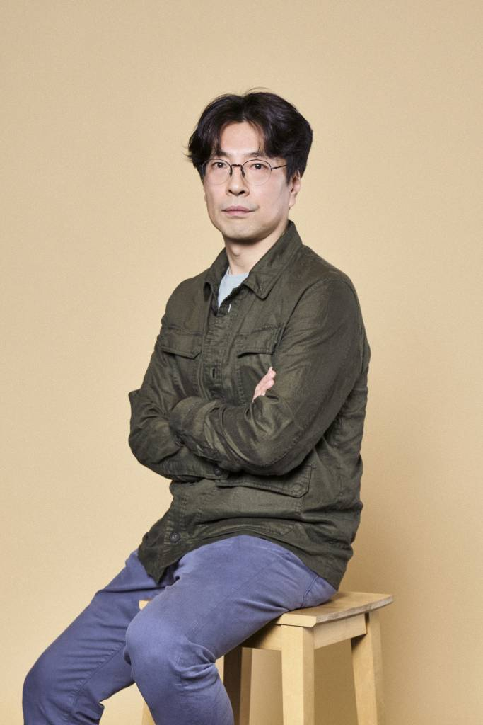 넷플릭스 영화 '야차'의 나현 감독이 12일 오전 화상으로 진행된 인터뷰를 위해 포즈를 취하고 있다. 스파이들의 최대 접전지 중국 선양에서 일명 '야차'가 이끄는 국정원 비밀공작 전담 블랙팀과 특별감찰 검사, 그리고 각국 정보부 요원들의 숨막히는 접전을 그린 첩보 액션 영화 '야차'는 전 세계 영화 부문 3위에 랭크됐다. /사진제공=넷플릭스 2022.04.12 /사진=이동훈 기자 photoguy@