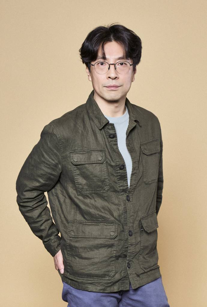 넷플릭스 영화 '야차'의 나현 감독이 12일 오전 화상으로 진행된 인터뷰를 위해 포즈를 취하고 있다. 스파이들의 최대 접전지 중국 선양에서 일명 '야차'가 이끄는 국정원 비밀공작 전담 블랙팀과 특별감찰 검사, 그리고 각국 정보부 요원들의 숨막히는 접전을 그린 첩보 액션 영화 '야차'는 전 세계 영화 부문 3위에 랭크됐다. /사진제공=넷플릭스 2022.04.12 /사진=이동훈 기자 photoguy@