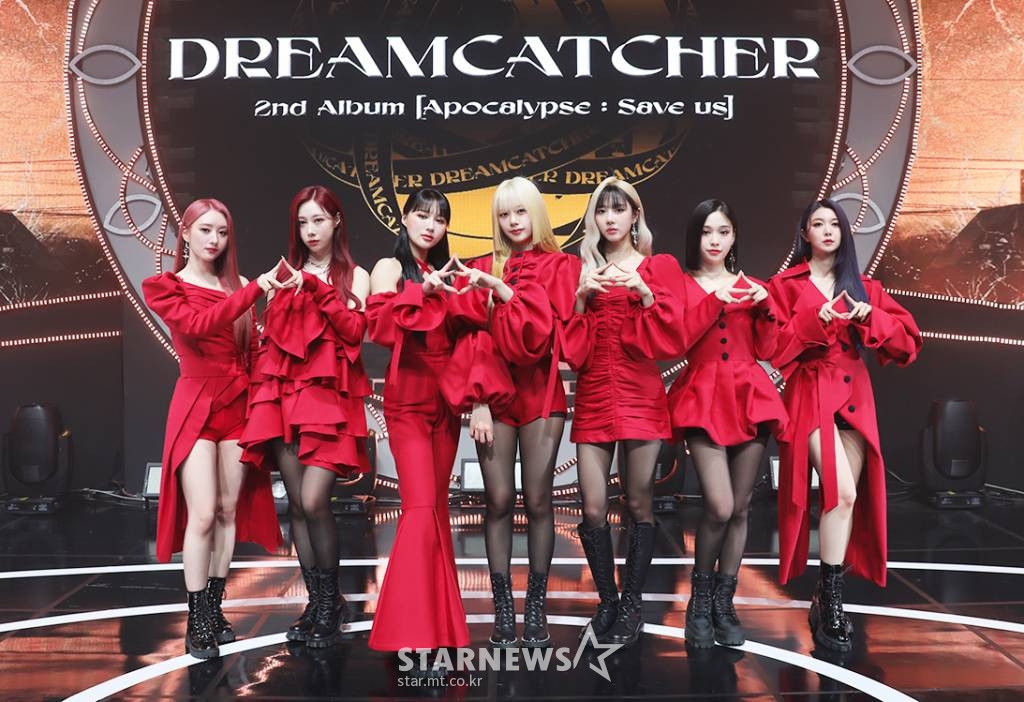걸그룹 드림캐쳐(DREAMCATCHER)가 12일 오후 온라인 생중계로 진행된 정규 2집 '아포칼립스 : 세이브 어스'(Apocalypse : Save us) 발매기념 쇼케이스에 앞서 포즈를 취하고 있다. 'Apocalypse' 시리즈의 시작을 알리는 이번 앨범은 타이틀 곡 'MAISON'(메종)을 포함해 총 14곡이 수록됐다. /사진제공=드림캐쳐컴퍼니 2022.04.12 /사진=이동훈 기자 photoguy@