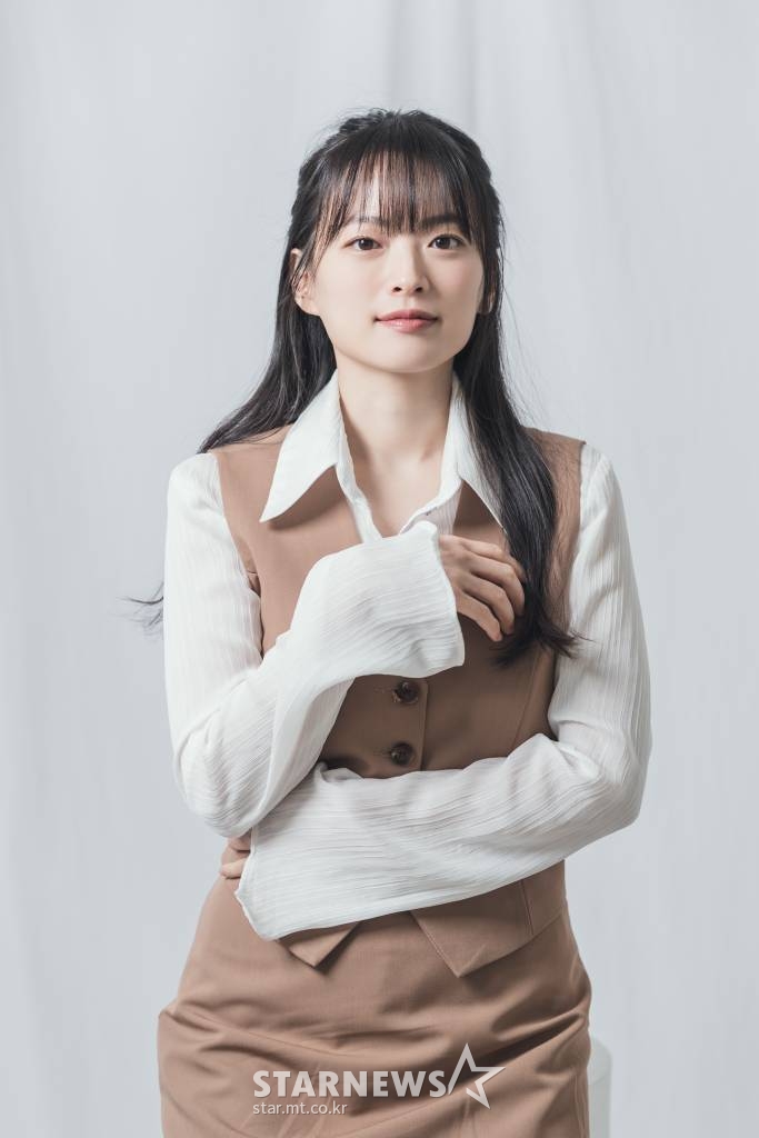 영화 '앵커'(감독 정지연) 주연배우 천우희가 13일 오전 진행된 라운드 인터뷰를 위해 포즈를 취하고 있다.  방송국 간판 앵커 세라에게 누군가 자신을 죽일 것이라며 직접 취재해 달라는 제보 전화가 걸려온 후, 그녀에게 벌어진 기묘한 일을 그린 미스터리 스릴러 '앵커'는 오는 20일 개봉한다. /사진제공=에이스메이커무비웍스 2022.04.13 /사진=이동훈 기자 photoguy@