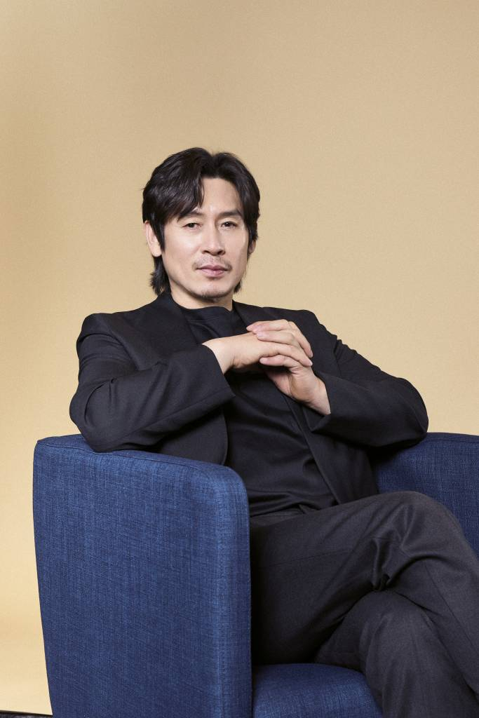 넷플릭스 영화 '야차'(감독 나현)의 주연배우 설경구가 13일 오전 화상으로 진행된 인터뷰를 위해 포즈를 취하고 있다.  스파이들의 최대 접전지 중국 선양에서 일명 '야차'가 이끄는 국정원 비밀공작 전담 블랙팀과 특별감찰 검사, 그리고 각국 정보부 요원들의 숨막히는 접전을 그린 첩보 액션 영화 '야차'는 전 세계 영화 부문 3위에 랭크됐다. /사진제공=넷플릭스 2022.04.13