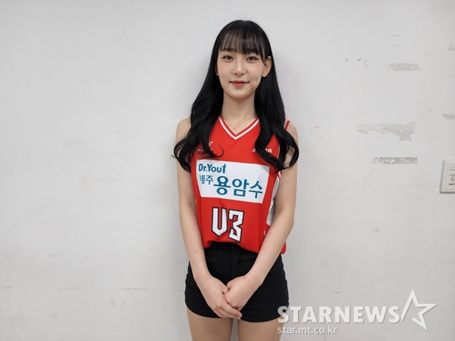 정희정 치어리더가 스타뉴스와 인터뷰를 하고 있다.  /사진=이원희 기자
