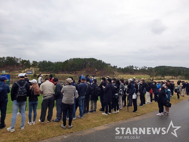 14일 메디힐·한국일보 챔피언십 1라운드를 보러 온 갤러리들./사진=심혜진 기자