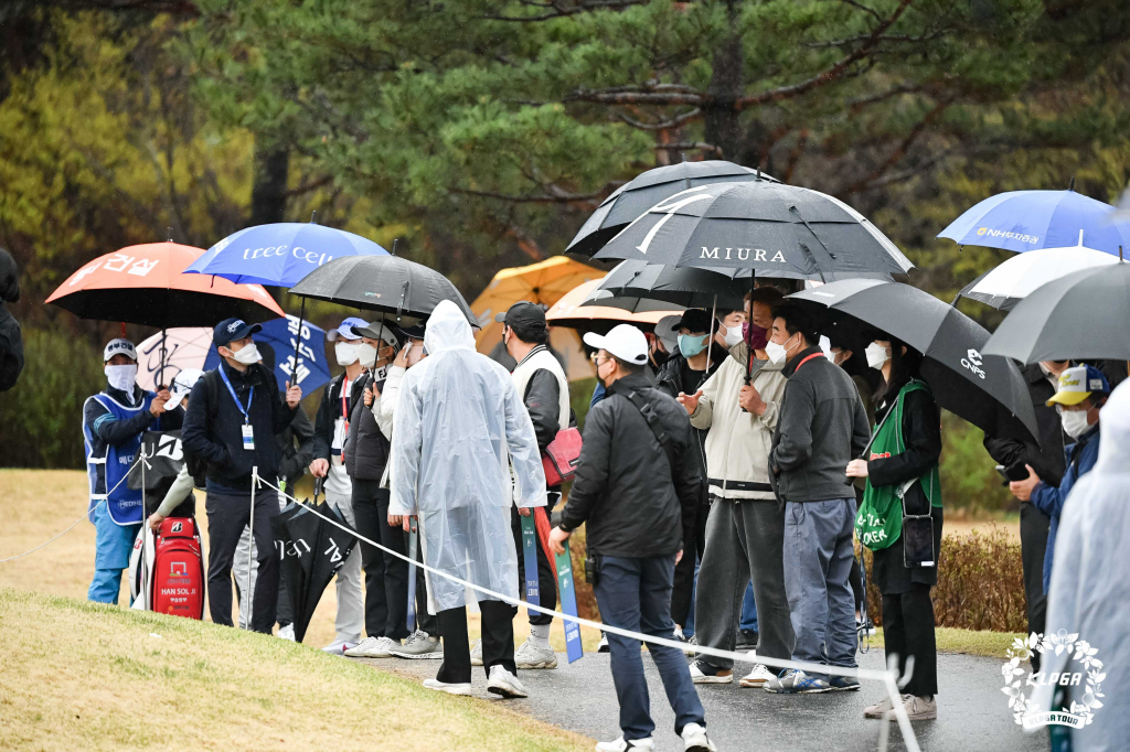 갤러리가 입장해 14일 열린 메디힐·한국일보 챔피언십 1라운드 오전조 경기를 보고 있다./사진=KLPGA