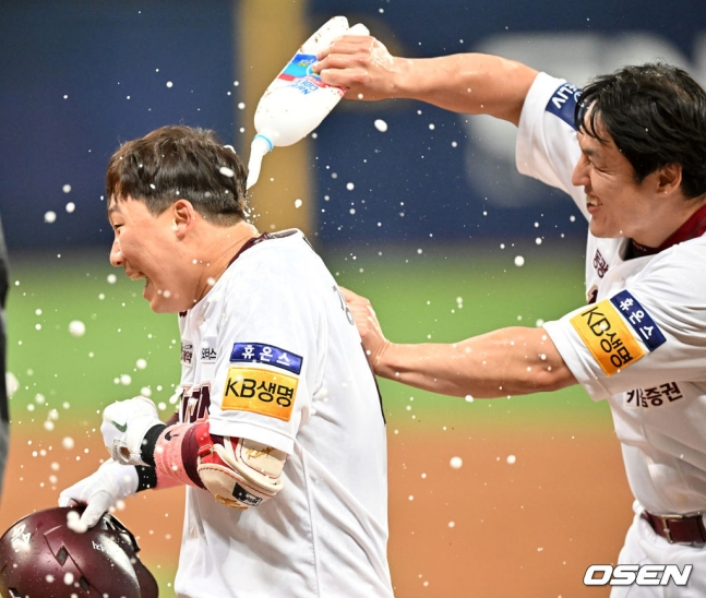 13일 오후 서울 고척스카이돔에서 '2022 신한은행 SOL KBO 리그' 키움 히어로즈와 NC 다이노스의 경기가 열렸다. 이 날 경기에서 키움은 연장 12회 끝에 강민국의 밀어내기 볼넷으로 5-4 승리를 거뒀다. 연장 12회말 2사 주자 만루 키움 강민국(왼쪽)이 끝내기 밀어내기 볼넷을 얻어낸 후 끝내기 물세례를 받고 있다. /사진=OSEN