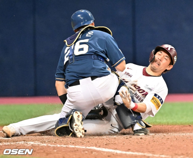 13일 오후 서울 고척스카이돔에서 '2022 신한은행 SOL KBO 리그' 키움 히어로즈와 NC 다이노스의 경기가 열렸다. 연장 11회말 무사 주자 1루 키움 김혜성의 우중간 2루타때 이용규(오른쪽)가 홈으로 몸을 날렸지만 태그아웃을 당하고 있다. /사진=OSEN