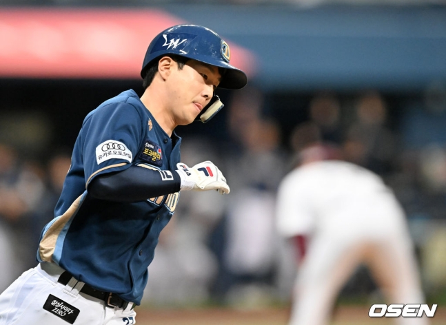 13일 오후 서울 고척스카이돔에서 '2022 신한은행 SOL KBO 리그' 키움 히어로즈와 NC 다이노스의 경기가 열렸다. 1회초 무사 주자 1,2루 NC 박건우가 선취 좌월 스리런 홈런을 날린 후 그라운드를 돌고 있다. /사진=OSEN