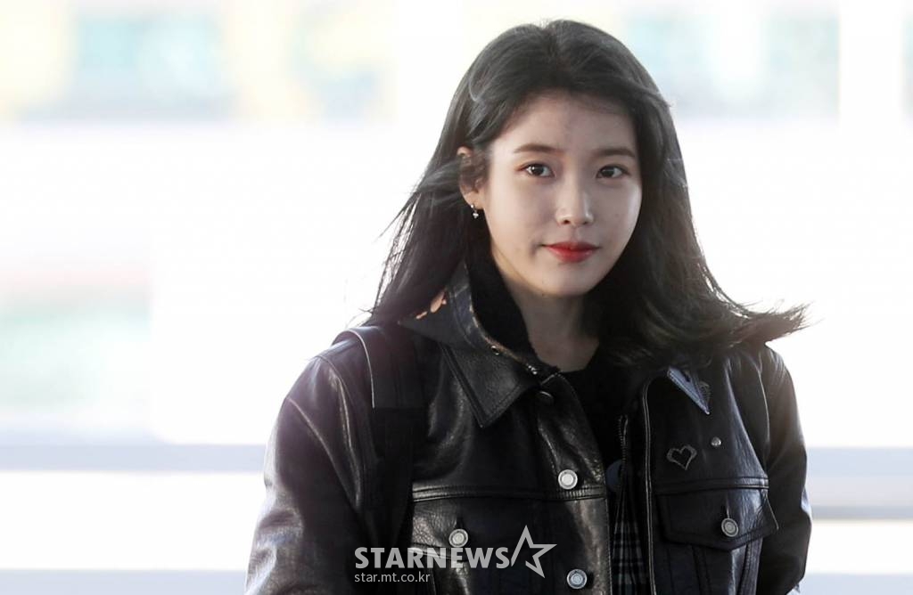 가수 아이유(IU)가 대만에서 열리는 팬미팅을 위해 29일 오후 인천국제공항을 통해 출국하고 있다. /사진=임성균 기자 tjdrbs23@