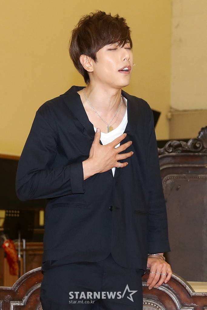 가수 박효신이 27일 오후 서울 중구 예장동 남산창작센터에서 열린 뮤지컬 '모차르트' 연습실 공개 행사에서 열연하고 있다.  뮤지컬 '모차르트'는 클래식의 진지함과 어려움을 과감하게 벗어던지고 열정적인 록, 감미로운 팝, 부드러운 재즈를 통해 18세기 천재음악가 모차르트를 당대 최고의 대중스타로 표현한 작품으로 내달 14일 부터 공연된다. /사진=최부석 기자 my2eye@