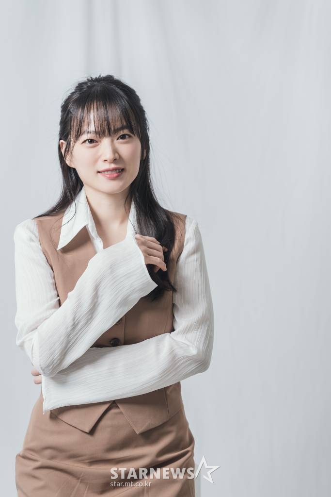 영화 '앵커'(감독 정지연) 주연배우 천우희가 13일 오전 진행된 라운드 인터뷰를 위해 포즈를 취하고 있다. 방송국 간판 앵커 세라에게 누군가 자신을 죽일 것이라며 직접 취재해 달라는 제보 전화가 걸려온 후, 그녀에게 벌어진 기묘한 일을 그린 미스터리 스릴러 '앵커'는 오는 20일 개봉한다. /사진제공=에이스메이커무비웍스 2022.04.13 /사진=이동훈 기자 photoguy@