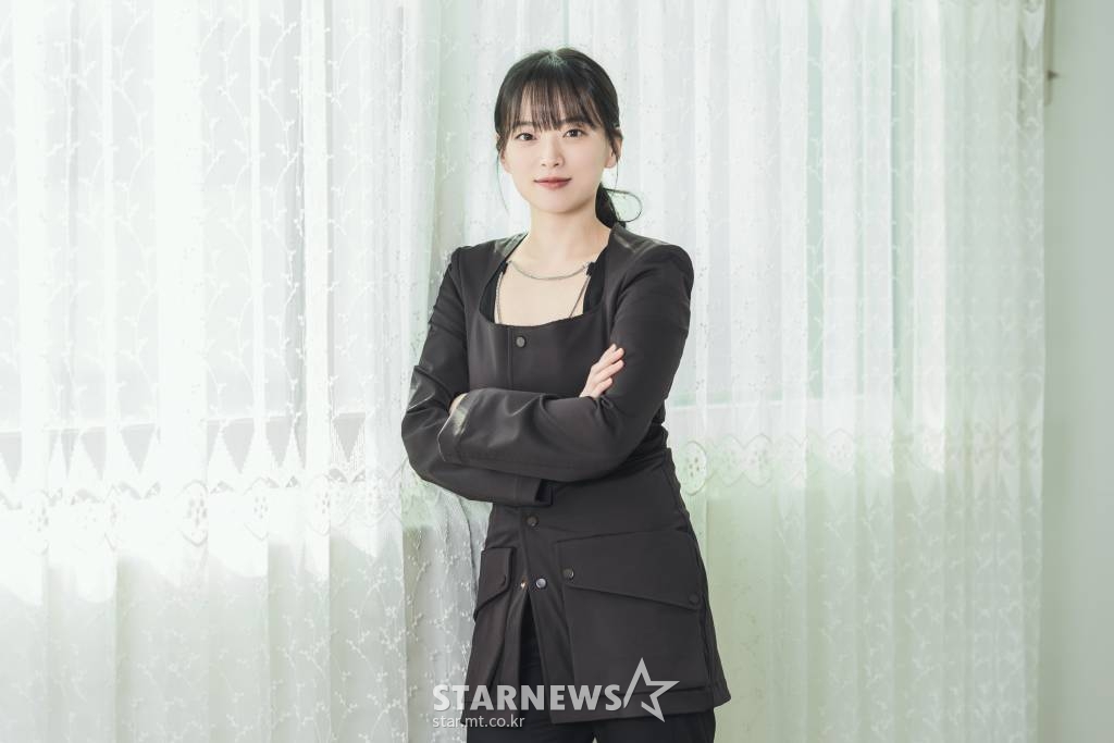 영화 '앵커'(감독 정지연) 주연배우 천우희가 13일 오전 진행된 라운드 인터뷰를 위해 포즈를 취하고 있다. 방송국 간판 앵커 세라에게 누군가 자신을 죽일 것이라며 직접 취재해 달라는 제보 전화가 걸려온 후, 그녀에게 벌어진 기묘한 일을 그린 미스터리 스릴러 '앵커'는 오는 20일 개봉한다. /사진제공=에이스메이커무비웍스 2022.04.13 /사진=이동훈 기자 photoguy@