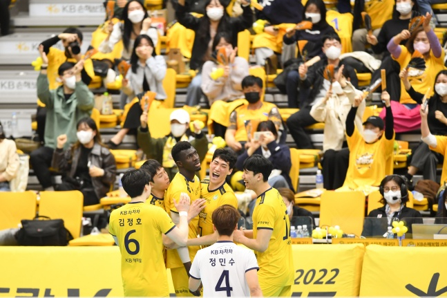 노우모리 케이타(가운데)와 KB손해보험 선수단./사진=한국배구연맹