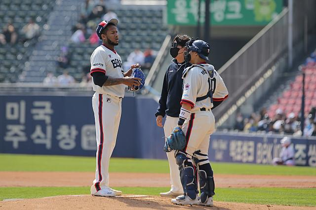 두산 아리엘 미란다(맨 왼쪽)가 17일 서울 잠실야구장에서 열린 키움 히어로즈와 2022 신한은행 SOL KBO 리그 홈경기에서 포수 박세혁(맨 오른쪽)과 이야기를 나누고 있다. /사진=두산 베어스