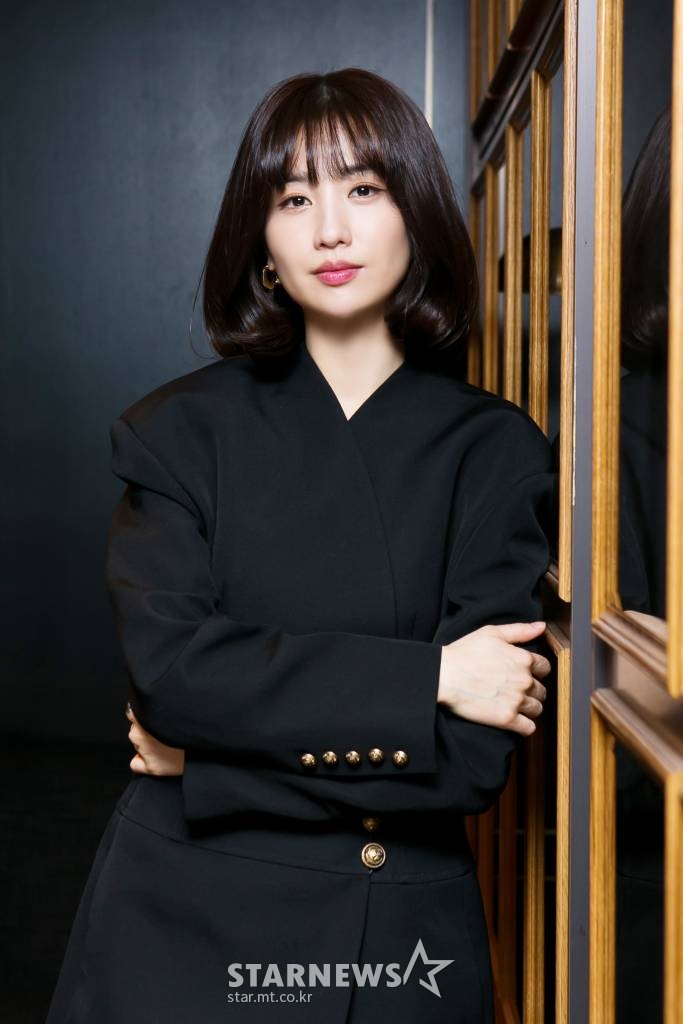 영화 '고백'에서 오순 역을 맡은 배우 박하선이 15일 오후 인터뷰에 앞서 포즈를 취하고 있다.박하선은 극 중 어릴 적 아버지로부터 학대를 받았던 아픔을 딛고 아동복지사가 되어 학대아동을 돕는 오순 역을 맡았다. '고백'은 7일간 국민 성금 천원씩 1억 원을 요구하는 전대미문의 유괴사건이 일어난 날 사라진 아이, 그 아이를 학대한 부모에게 분노한 사회복지사, 사회복지사를 의심하는 경찰, 나타난 아이의 용기 있는 고백을 그린 범죄 드라마이다. 오는 24일 개봉. / 사진제공 = 리틀빅픽처스 /사진=김창현 기자 chmt@