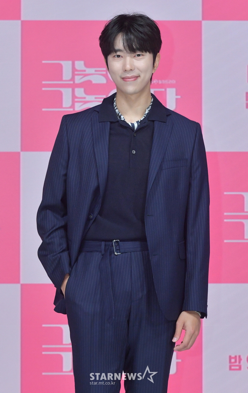 배우 윤현민이 6일 오후 온라인 생중계로 진행된 KBS 2TV 새 월화드라마 '그놈이 그놈이다' 제작발표회에서 포즈를 취하고 있다. /사진제공=KBS /사진=이동훈 기자 photoguy@