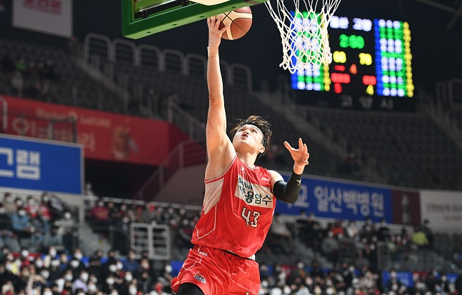 13일 고양체육관에서 열린 2021~22 KGC인삼공사 정관장 프로농구 고양 오리온과 울산 현대모비스의 6강 플레이오프 3차전 경기에서 오리온 이대성이 레이업을 하고 있다. /사진=KBL