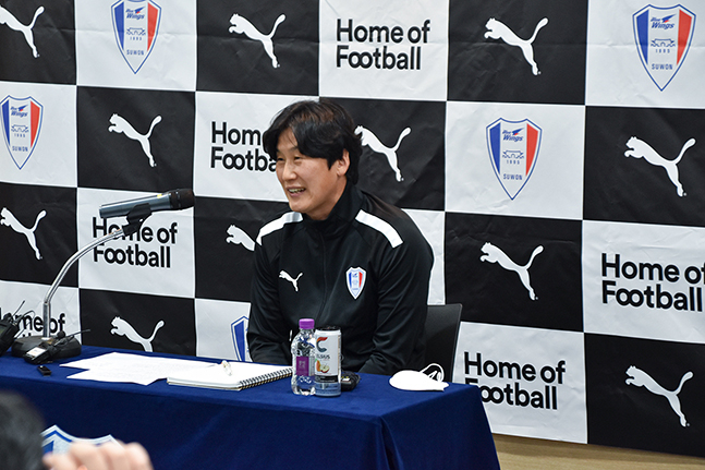 21일 경기도 화성 수원삼성축구단 클럽하우스에서 취임 기자회견 중인 이병근 수원삼성 제7대 감독. /사진=수원삼성