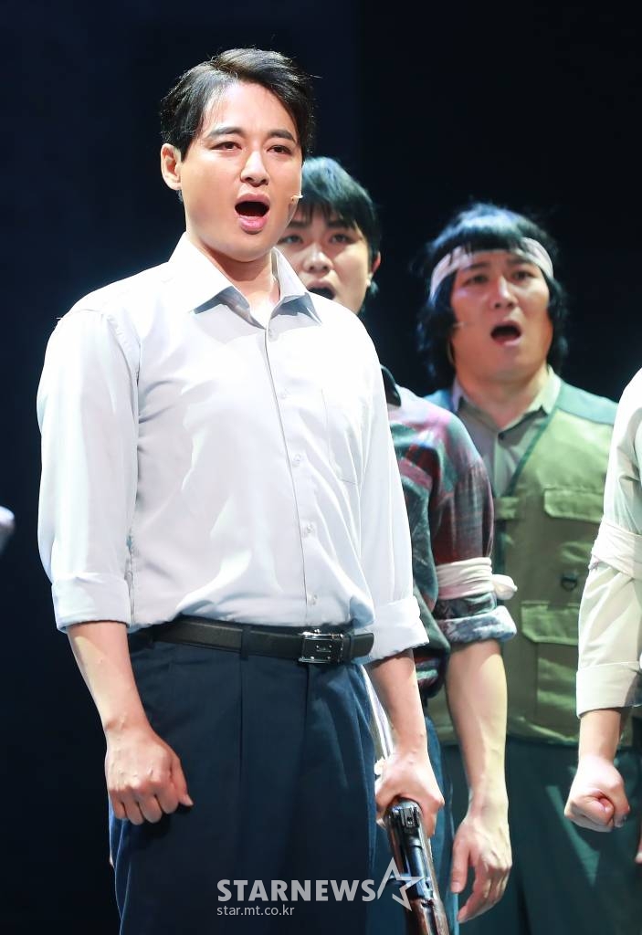 배우 이지훈이 21일 오후 서울 예술의 전당 CJ토월극장에서 진행된 뮤지컬 '광주' 프레스콜에서 열연하고 있다. '광주'는 5.18 민주화운동의 실제 이야기를 무대로 옮긴 뮤지컬이다. /2022.04.21 /사진=이동훈 기자 photoguy@