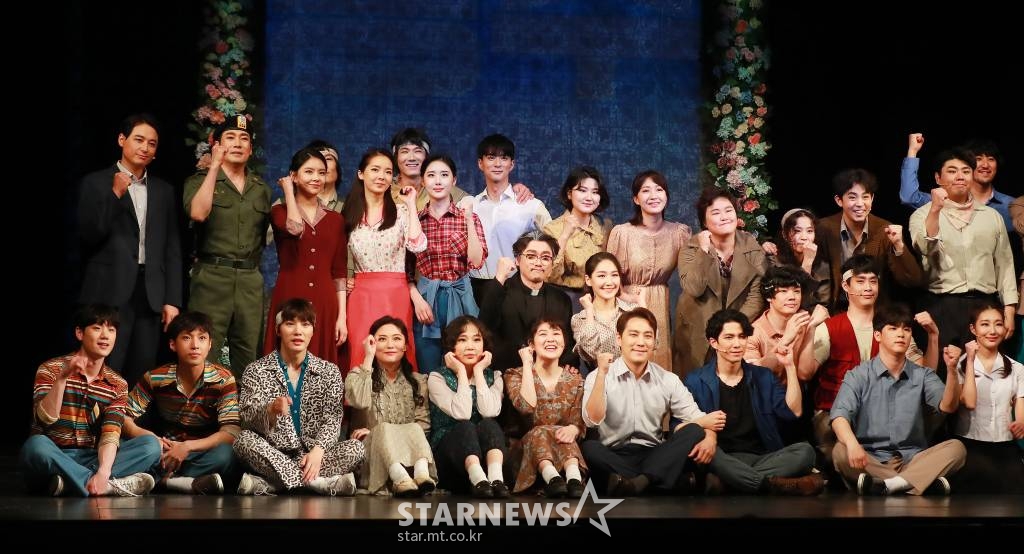 21일 오후 서울 예술의 전당 CJ토월극장에서 진행된 뮤지컬 '광주' 프레스콜에서 출연배우들이 포즈를 취하고 있다. '광주'는 5.18 민주화운동의 실제 이야기를 무대로 옮긴 뮤지컬이다. /2022.04.21 /사진=이동훈 기자 photoguy@