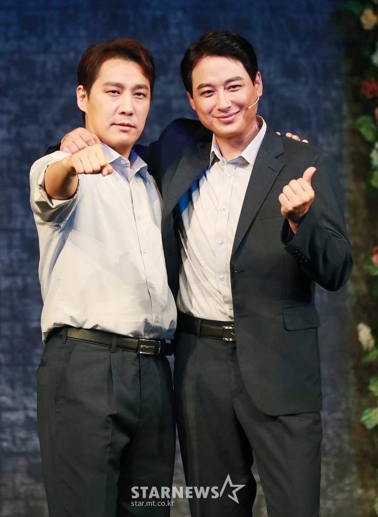 배우 조휘, 이지훈이 21일 오후 서울 예술의 전당 CJ토월극장에서 진행된 뮤지컬 '광주' 프레스콜에서 포즈를 취하고 있다. '광주'는 5.18 민주화운동의 실제 이야기를 무대로 옮긴 뮤지컬이다. /2022.04.21 /사진=이동훈 기자 photoguy@