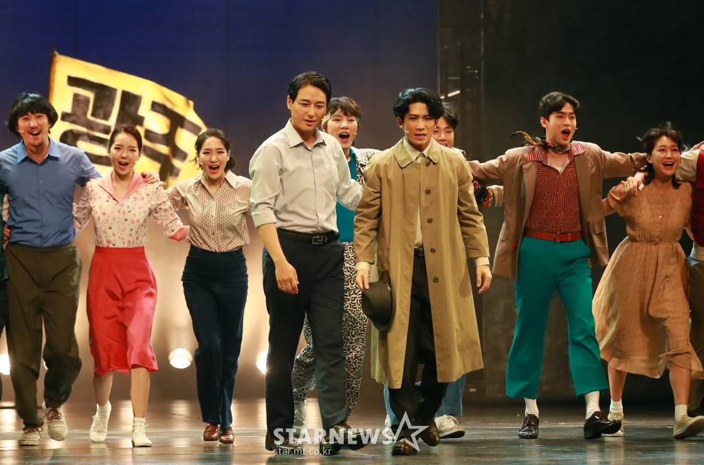 21일 오후 서울 예술의 전당 CJ토월극장에서 진행된 뮤지컬 '광주' 프레스콜에서 배우 이지훈 등 출연진이 열연하고 있다. '광주'는 5.18 민주화운동의 실제 이야기를 무대로 옮긴 뮤지컬이다. /2022.04.21 /사진=이동훈 기자 photoguy@