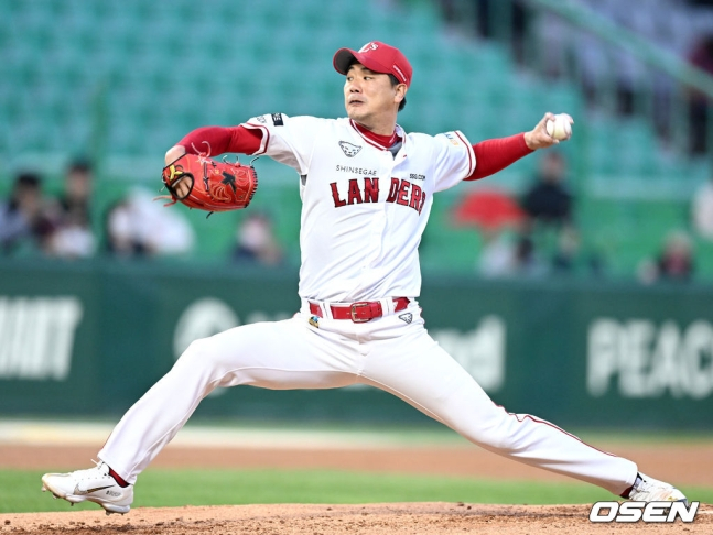SSG 김광현이 21일 키움전에 선발 등판해 공을 뿌리고 있다.