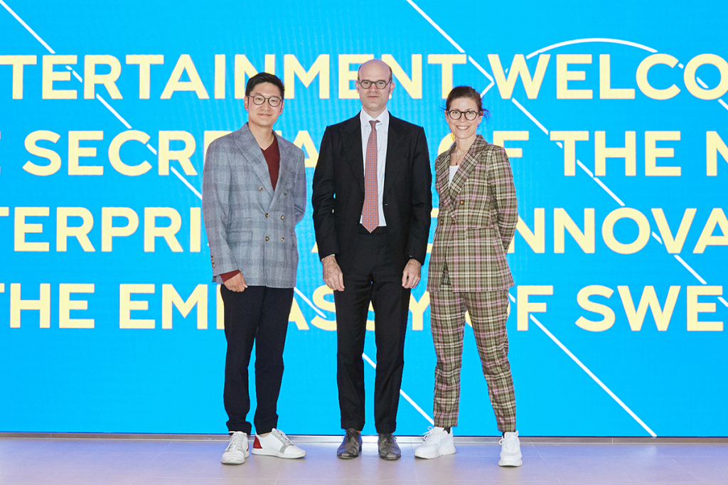 SM 사옥 방문 현장 이미지 2 (왼쪽부터 탁영준 SM 대표, 다니엘 볼벤 주한 스웨덴 대사, 스티나 빌링거 스웨덴 기업혁신부 차관)